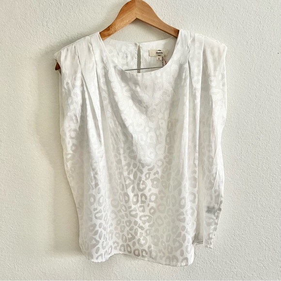 Entro Boutique White Leopard Satin Top Sz S NWT - Picture 2 of 5